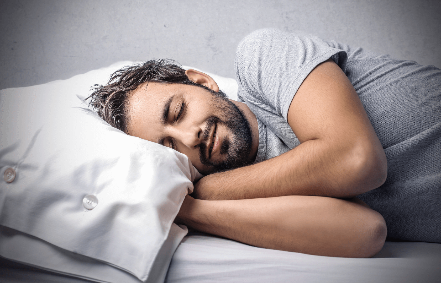 Man slaapt op zijn zij tegen nachtelijke benauwdheid