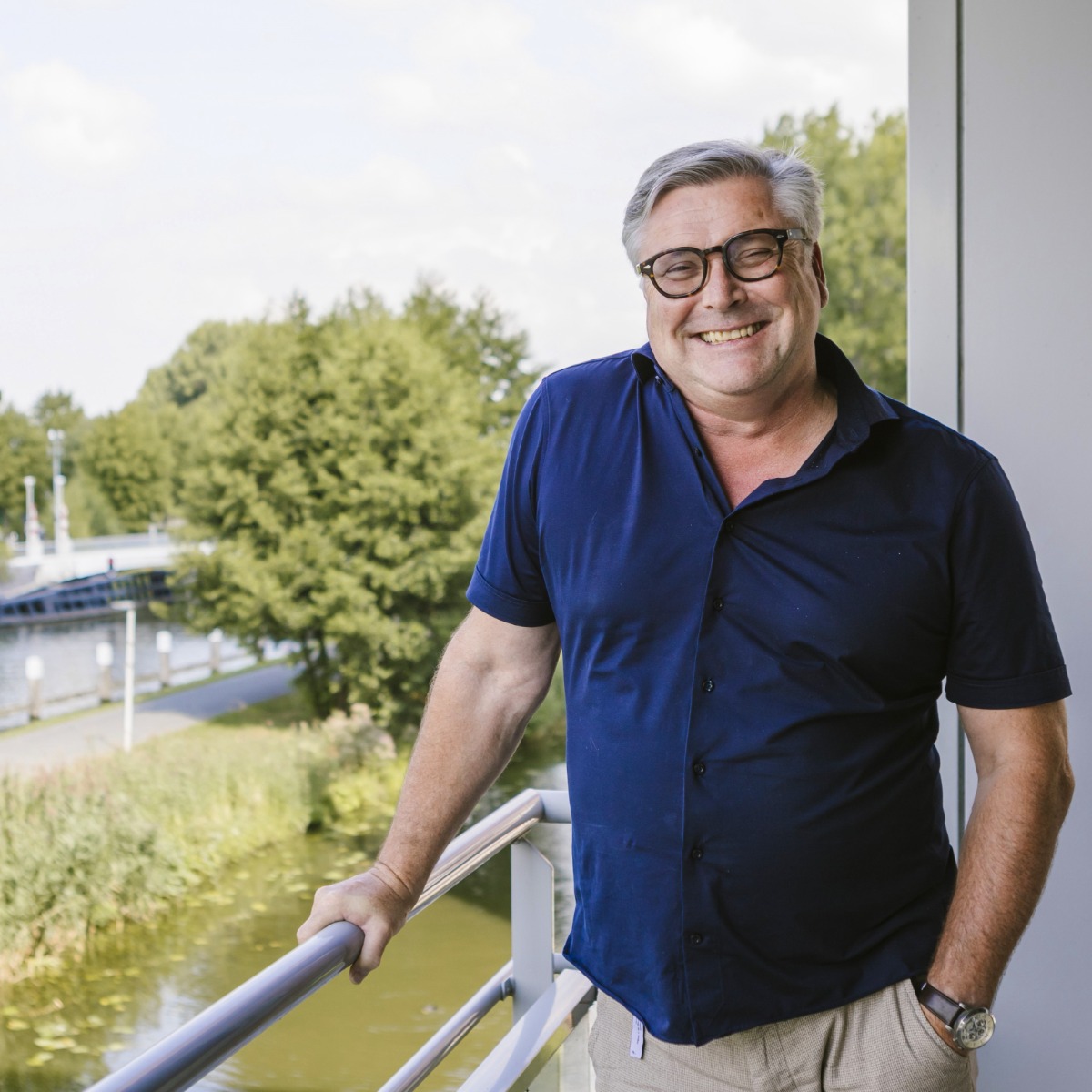 Marcel Joubij, op zijn balkon, lachend.