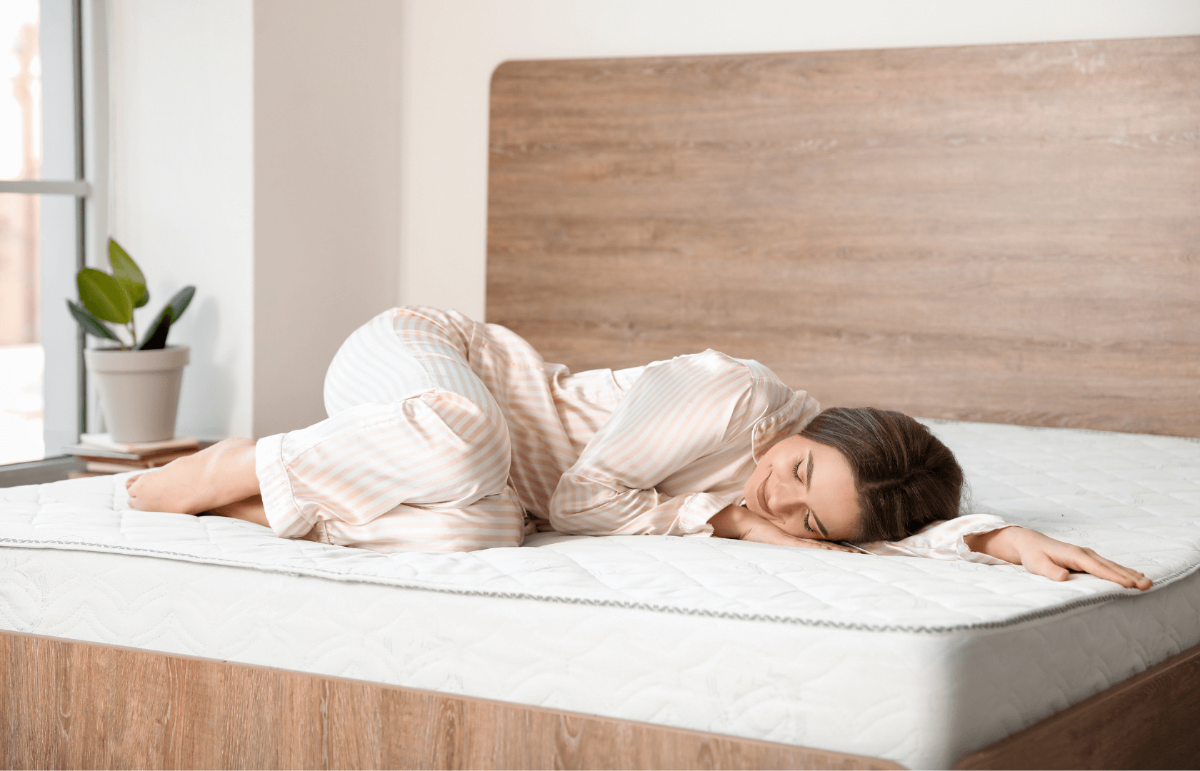 Vrouw ligt op een matras wat bij haar verleden