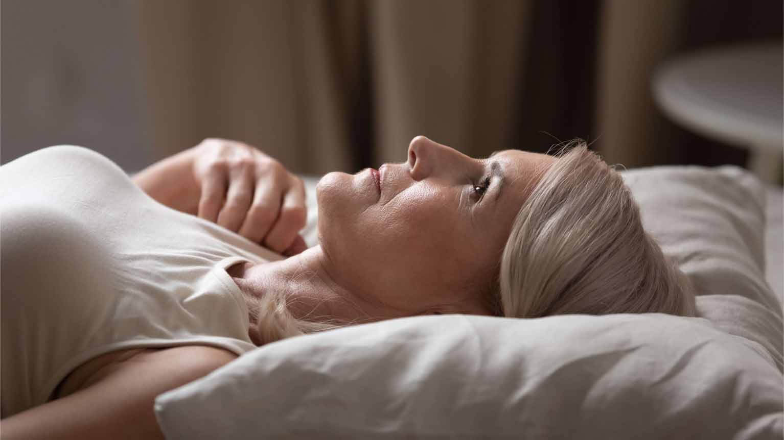Vrouw met slapende ledematen in bed
